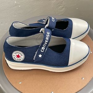Women’s adorable Converse velcro mary jane style denim sneakers size 7 US